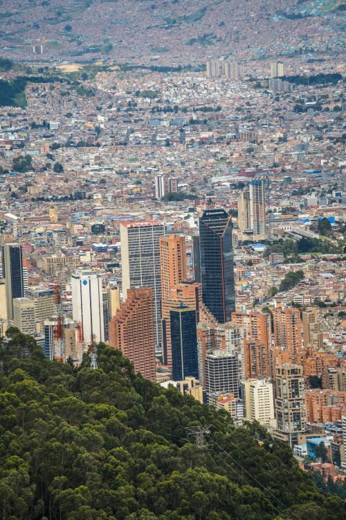 Vista aérea de Bogotá con rascacielos y zonas verdes